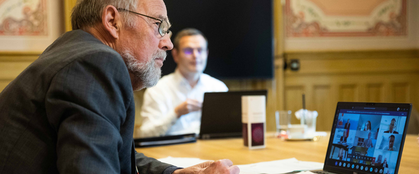 Leder av Stortingets EFTA-parlamentarikerdelegasjon Svein Roald Hansen i digitalt møte med ministrene 8. juni.  Foto: Stortinget