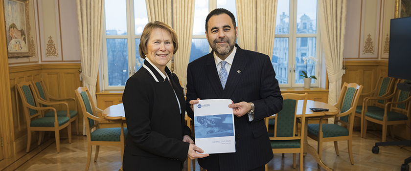 Stortingspresident Masud Gharahkhani mottok EOS-utvalgets årsmelding fra utvalgsleder Grete Faremo.