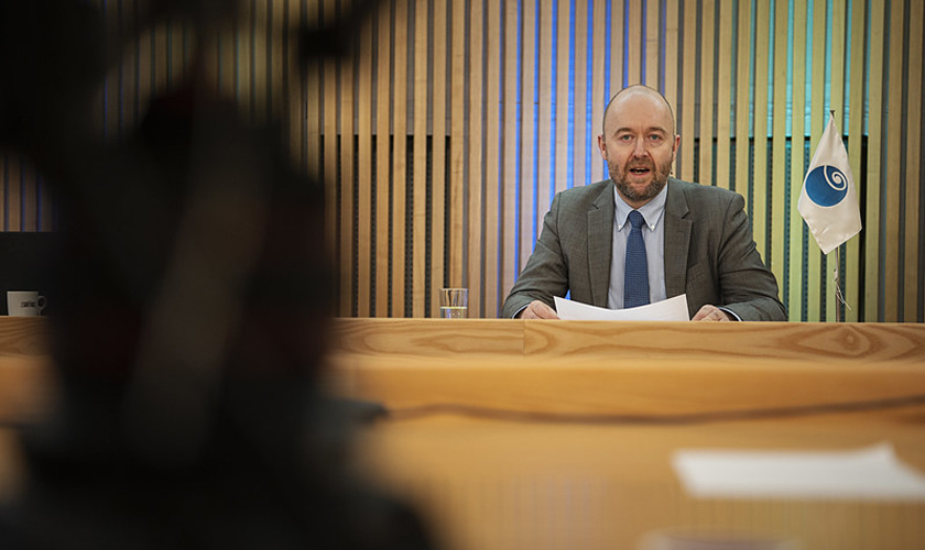 Eirik Sivertsen holder innlegg under Den 14. arktiske parlamentarikerkonferansen. Foto: Benjamin A. Ward / Stortinget