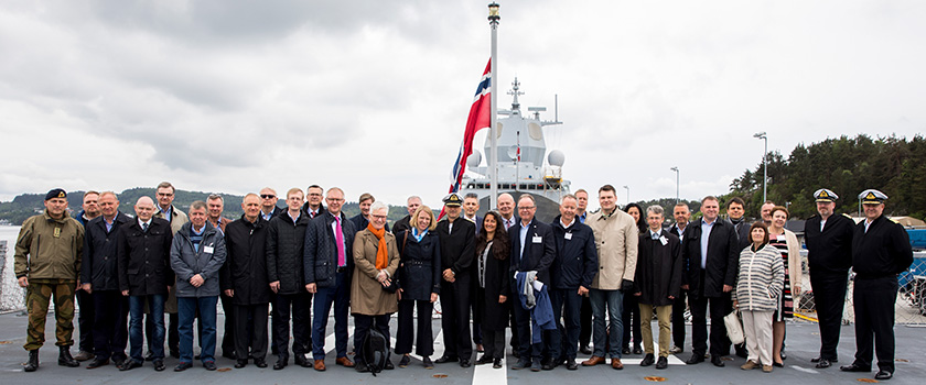 Konferansedeltagerne sammen med representanter fra Sjøforsvaret og spesialstyrkene om bord på KNM Fridtjof Nansen. Foto: Marinen.