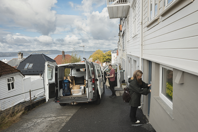 Tidenes yngste stortingsrepresentant, Frøya Sjursæther (MDG), flytter ut fra barndomshjemmet i Bergen. Frøya har drevet med politikk siden hun var tolv år, og hoppet av siste året på videregående for å drive valgkamp på heltid. Hun skal flytte inn i kollektiv i Oslo før hun tar fatt på det ærefulle oppdraget å representere Hordaland og partiet sitt på Stortinget. 17. september 2025