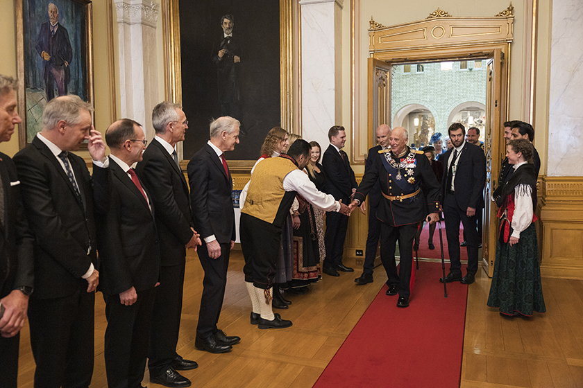 H.M. Kong Harald hilser på stortingspresident Masud Gharahkhani (A) i Eidsvollsgalleriet før den høytidelige åpningen av Stortinget. 11. oktober 2025