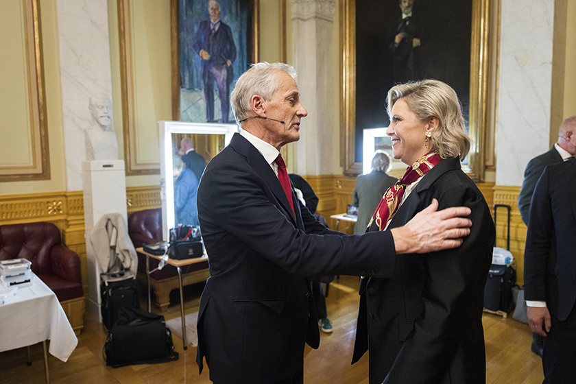 Valgets vinnere: Kort tid etter at valglokalene er stengt, viser målingene at venstresiden får flest mandater, at Arbeiderpartiet er største parti, og at Frp har gjort et historisk godt valg. På sminkerommet, før den TV-sendte partilederrunden, gratulerer Jonas Gahr Støre (A) og Sylvi Listhaug (FrP) hverandre. 8. september 2025.