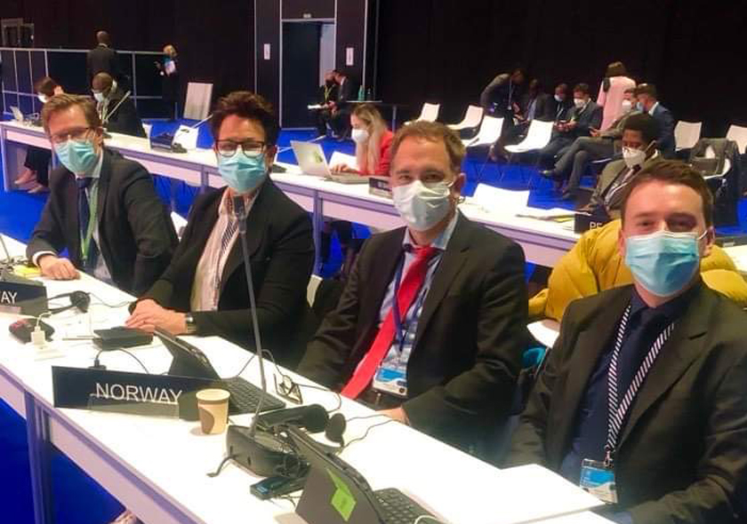 Deler av den norske delegasjonen i plenum i Madrid. Munnbind og testing var obligatorisk  for alle deltakere. Foto: Stortinget