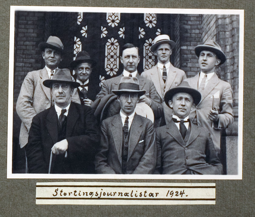Karl Korneliussen Kleppe was a Liberal Party MP for 24 years. He liked to document daily life in the Storting. Here, members of the Parliamentary Press Club are more than willing to have their photos taken at Løvebakken in 1924. Front, left to right: Per Dahl (NTB), Anton Beinset (Den 17. Mai), Harald Torp (Aftenposten). Back, left to right: Nils Tjensvoll (Dagbladet), Harald Johannesen (Morgenbladet), Alfred Aakermann (Arbeiderbladet), Arnt Braathen (Nationen) and Rolf Werner Erichsen (Morgenbladet). Photo: Karl Korneliussen Kleppe/Storting.