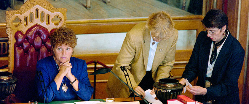 I 1993 ble Kirsti Kolle Grøndahl den første kvinnen som ble valgt til stortingspresident. Her ser vi opptellingen av stemmer da hun ble gjenvalgt i 1997. Mandag 21. juli deltar hun på åpningen av en utstilling om 100 år med kvinner på Stortinget. Foto: Jon Eeg/NTB.
