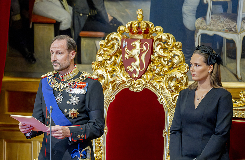 Kong Haakon VIII holder trontalen under den høytidelige åpningen 2. oktober