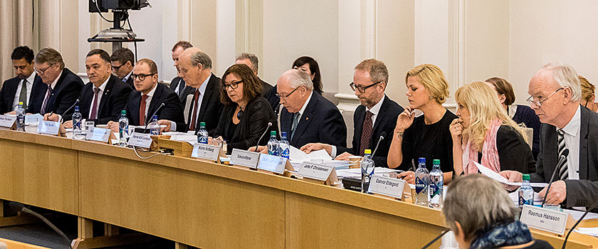 Kontroll- og konstitusjonskomiteen under kontrollhøyringa om asylborn 6. februar 2015. Foto: Stortinget/Morten Brakestad.