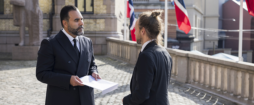 Hoffsjef Olav Heian-Engdal overleverer H.K.H. Kronprinsesse Ingrid Alexandras ed til stortingspresident Masud Gharahkhani
