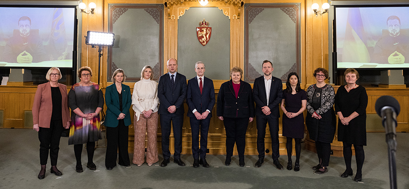 Prime Minister Jonas Gahr Støre and Minister of Finance Trygve Slagsvold Vedum flanked by the parliamentary leaders from the parties.