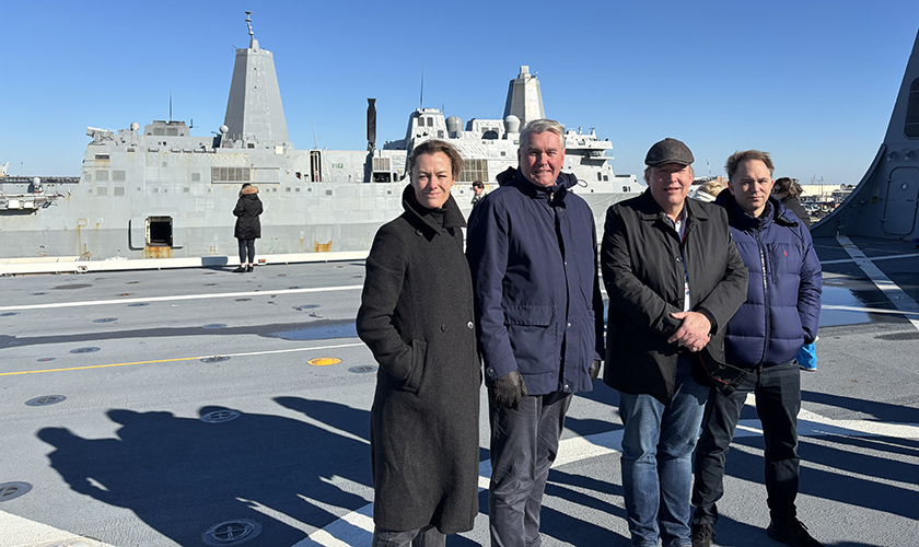 Representanter fra Stortingets parlamentarikerkomite foran et krigsskip på NATOs base i Norfolk. Fra v. Anette Trettebergstuen, Trond Helleland, Sverre Myrli og Tellef Inge Mørland