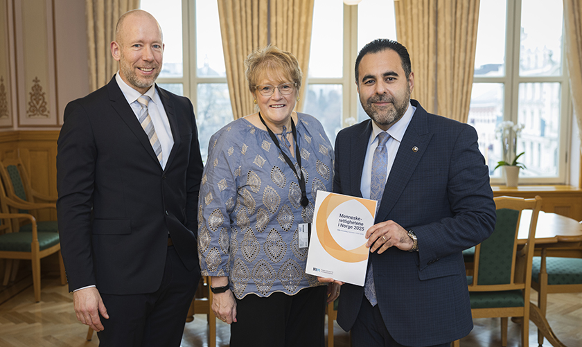 Direktør Kai Spurkland og styreleder Trine Skei Grande overleverte NIMs årsmelding til stortingspresident Masud Gharahkhani