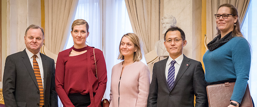 President of the Storting Olemic Thommessen together with ICAN’s members, Executive Director Beatrice Fihn, Grethe Östern, Akira Kawasaki and Susi Snyder. Photo: Storting.