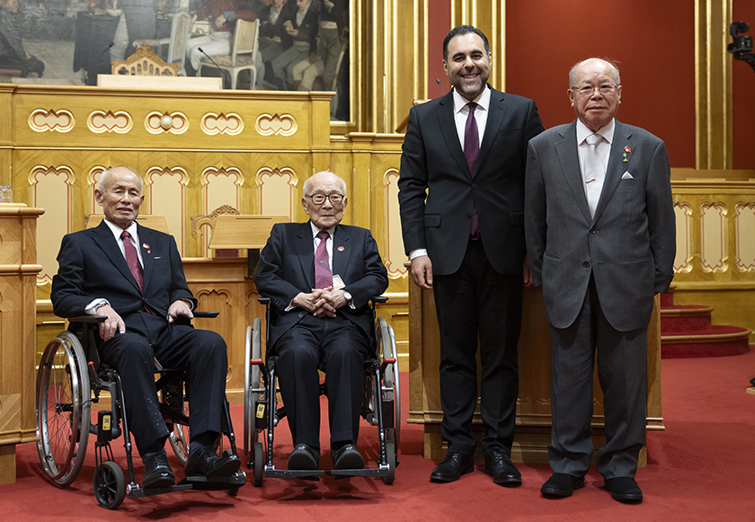 Representanter for organisasjonen Nihon Hidankyo, mottakeren av Nobels fredspris 2024, i stortingssalen. Fra venstre Shigemitsu Tanaka, Terumi Tanaka, stortingspresident Masud Gharahkhani og Toshiyuki Mimaki.