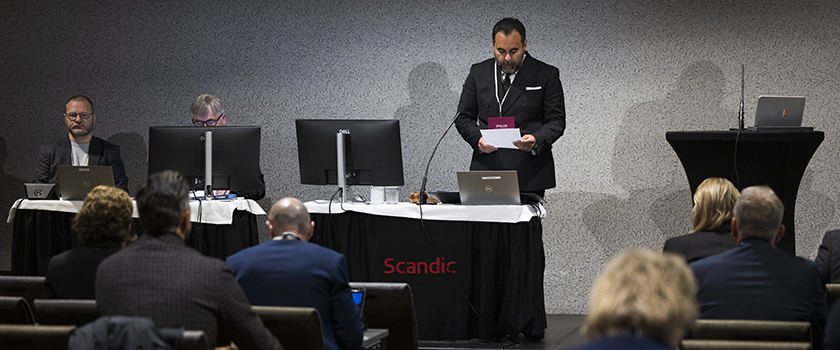 Stortingspresident Masud Gharahkhani under det fiktive stortingsmøtet i Drammen.