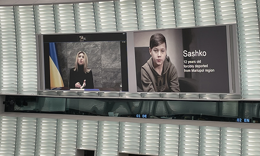 Ukrainas førstedame Olena Zelenska talte til forsamlingen via videolink. 
