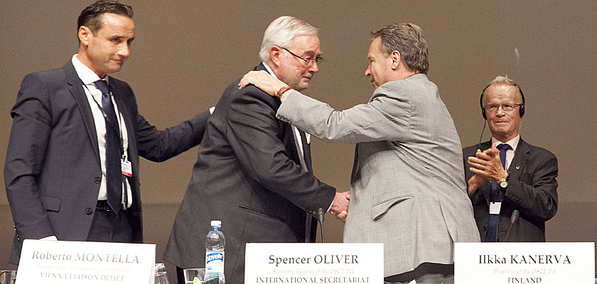 Presidenten i OSSEs parlamentarikerforsamling, Illka Kanerva (til høyre), takker sittende generalsekretær Spencer Oliver. Til venstre står påtroppende generalsekretær Roberto Montella. Foto: Stortinget.