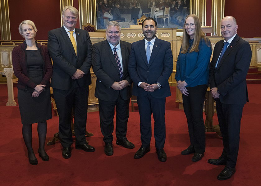 Stortingets presidentskap. Fra venstre: femte visepresident Ingrid Fiskaa (SV), tredje visepresident Ove Trellevik (H), første visepresident Morten Wold (FrP), stortingspresident Masud Gharahkhani (A), andre visepresident Lise Selnes (A) og fjerde visepresident Morten Stordalen (FrP).