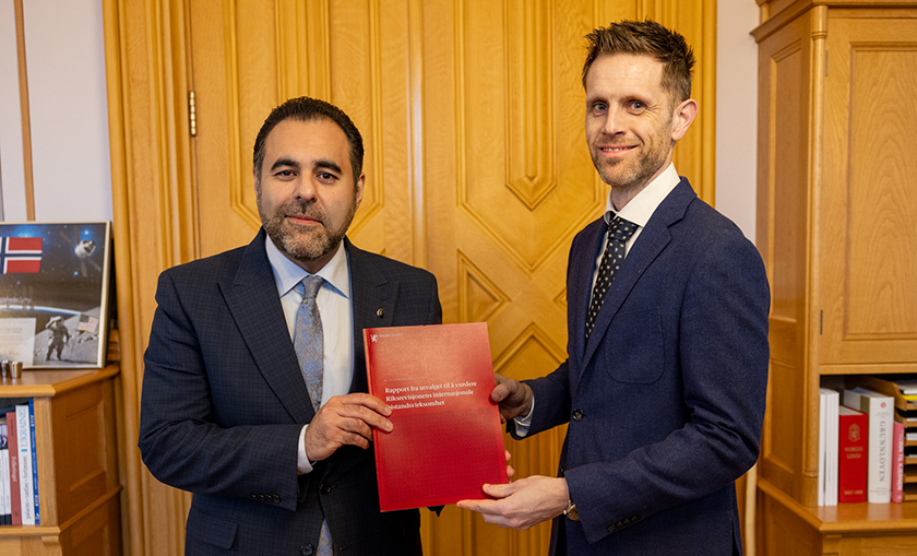 Stortingspresident Masud Gharahkhani og utvalgsleder Nikolai Henrik Wold Hegertun