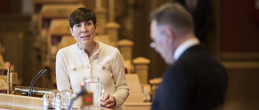 Ine Eriksen Søreide (H) stiller spørsmål til forsvarsminister Tore O. Sandvik (A) under replikkordveklsling om langtidsplanen for Forsvaret 12. juni 2026.