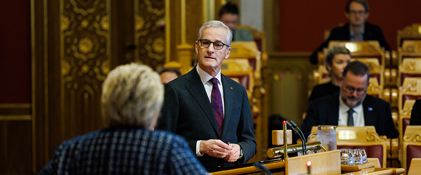 Statsminister Jonas Gahr Støre og Erna Solberg i spørretimen 27. oktober 2021. Foto: Stortinget.
