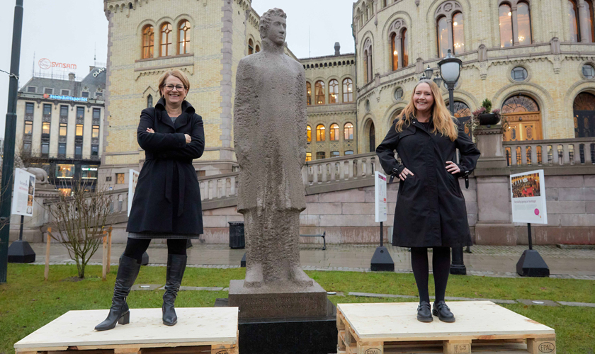 President of the Storting Tone Wilhelmsen Trøen and First Vice-President Eva Kristin Hansen in Eidsvolls plass, the forthcoming site of the new Anna Rogstad statue. Photo: Storting.