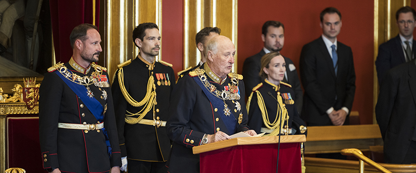 Photo of King Harald V, Queen Sonja and Crown Prince Haakon at the opening of the Storting.