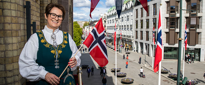 Stortingspresident Tone Wilhelmsen Trøen på balkongen 17. mai 2020. Foto: Stortinget.
