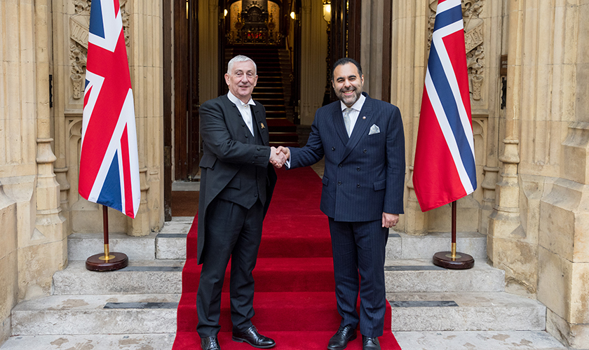 Stortingspresident Masud Gharahkhani ble ønsket velkommen av speaker i underhuset, Sir Lindsay Hoyle.