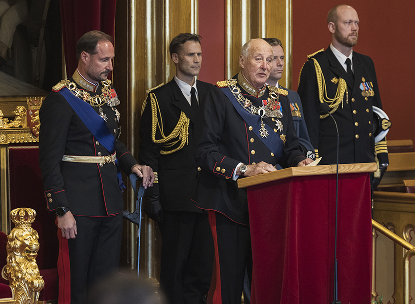 H.M. Kong Harald holder trontalen under den høytidelige åpningen av det 170. storting.
