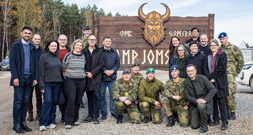 Utenriks- og forsvarskomiteen på Camp Jomsborg. Foto: Forsvaret.