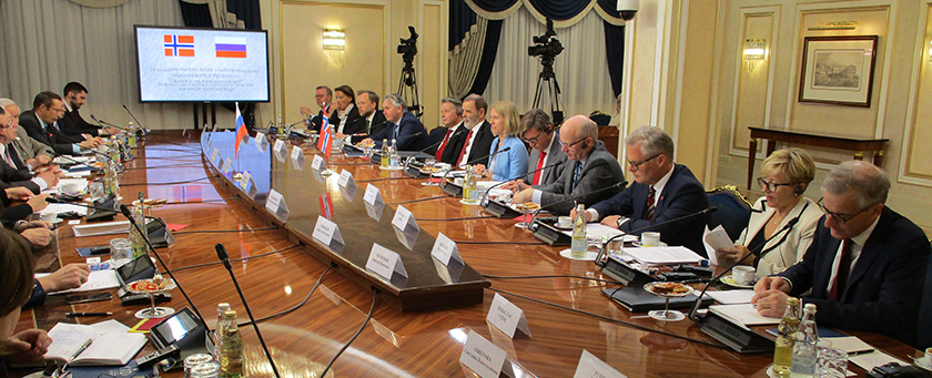 The Standing Committee on Foreign Affairs and Defence meets members of the Russian Federation Council. Photo: Storting.