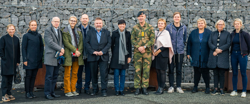 Bilde av utenriks- og forsvarskomiteens medlemmer på besøk i Forsvarets operative hovedkvarter. Foto: Forsvaret.