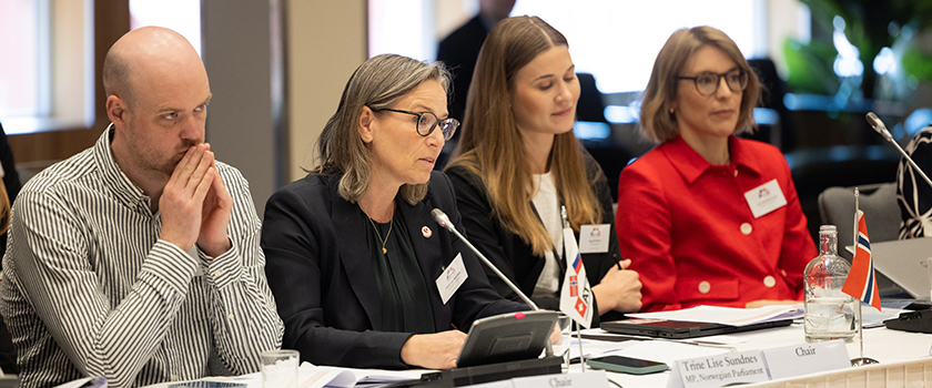 EFTAs parlamentarikerkomité. Fra venstre Halldór Oddsson, Trine Lise Sundnes og to andre kollegaer.