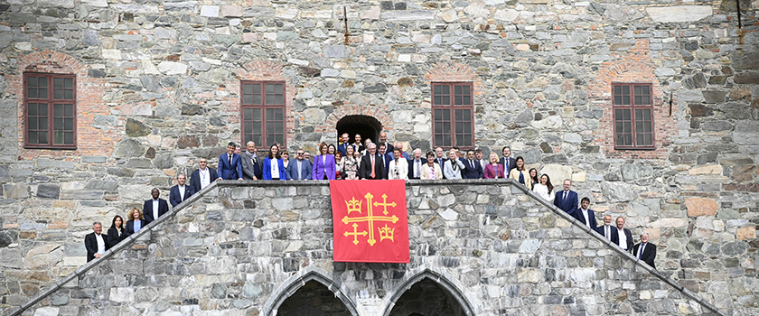60 parlamentarikere og fageksperter fra Europa står på trappene foran Erkebispegården i Trondheim.
