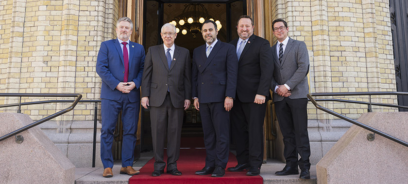  Canadas parlamentspresident, Francis Scarpaleggia med delegasjon og stortingspresident Masud Gharahkhani på trappen foran Stortinget.