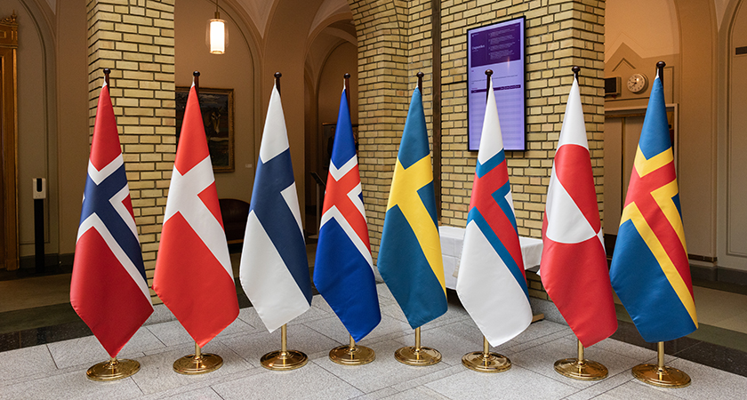 De nordiske flaggene i vandrehallen på Stortinget.