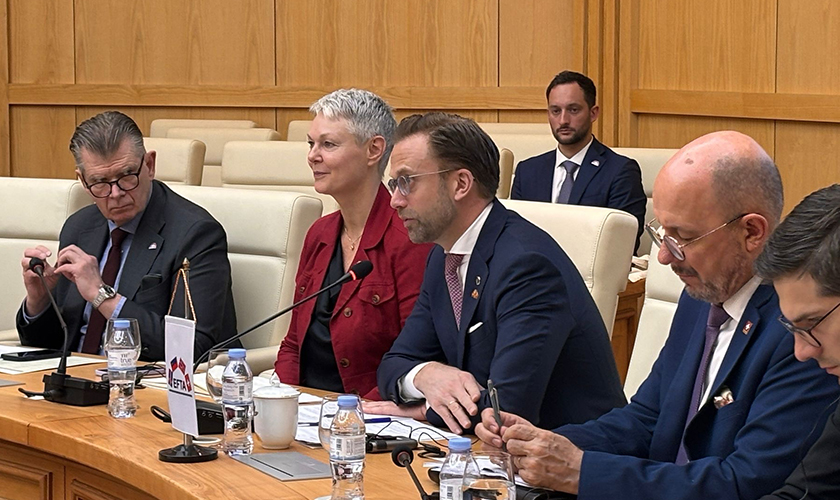 Nikolai Astrup (H) i møte med Vietnams visehandelsminister. 