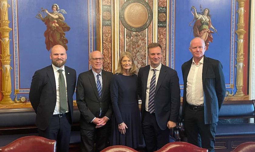 Senatorene Lisa Murkowski (R) fra Alaska og Peter Welch (D) fra Vermont understreket hvor viktig samarbeid med Norge er overfor (f.v.) Willfred Nordlund (Sp), og delegasjonsleder Lars Haltbrekken (SV).