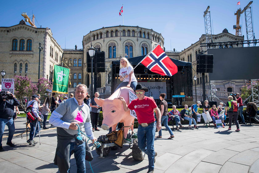 Tirsdag 23. mai samlet opprørte bønder seg foran Stortinget i protest mot jordbruksoppgjøret 2017. Foto: Stortinget.