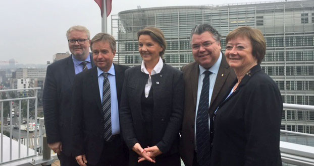 Medlemmer av delegasjonen på Norway House framfor EU-kommisjonens bygning. Frå venstre: Frank J. Jenssen (H), Tore Hagebakken (A), Ingjerds Schou (H), Morten Wold (FrP), Lise Christioffersen (A). Foto: Stortinget.