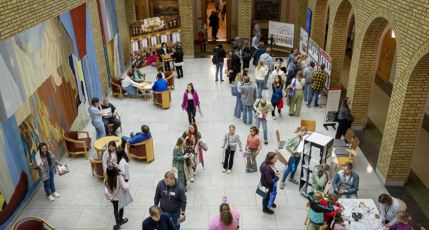 Visitors in the Central Hall during Oslo Culture Night 2023. Photo: Linda Næsfeldt/Storting.