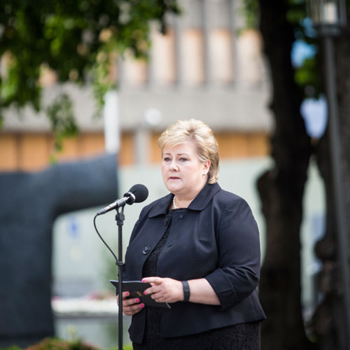Statsminister Erna Solberg under minnemarkeringen.
