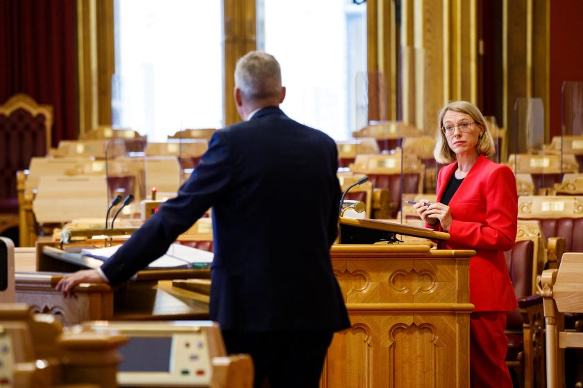 The final Question Time of the 2020-21 session. Anniken Huitfeldt (Labour) and the then Minister of Defence, Frank Bakke-Jensen (Conservative Party). Photo: Storting.