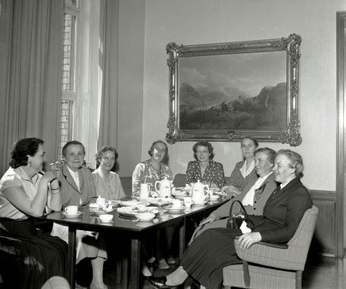 Kvinnelige stortingsrepresentanter fotografert på Stortinget i 1956. Fra venstre: Margith Munkebye, Klara Skoglund, Jenny Lund, Astid Skare, Rakel Seweriin, Magnhild Hagelia, Liv Tomter og Haldis Tjernsberg.