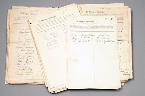 Bunke med underskrifter fra aksjonen i 1890. 