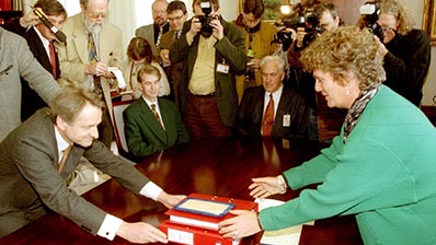 Stortingspresident Kirsti Kolle Grøndahl mottok rapporten fra kommisjonens leder Ketil Lund 28. mars 1996. Foto: Gunnar Lier/NTB.