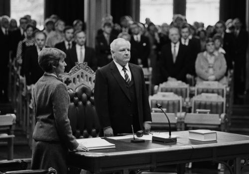 Stortingspresident Per Hysing-Dahl (H) under Stortingets høytidelige åpning 9. oktober 1981. Her avbildet sammen med Gunvor Schnitler (H).
