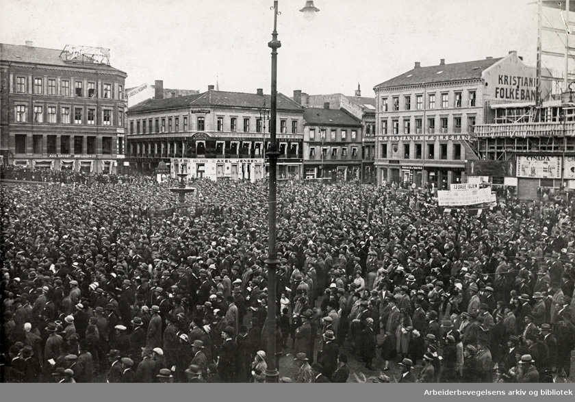 Massemønstring på Youngstorget 17. september 1933, i forkant av stortingsvalget. Foto: Arbeiderbevegelsens arkiv og bibliotek