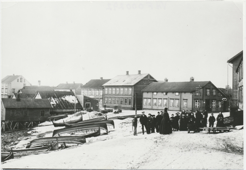 Kø utenfor bakeriet, Vardø, ca. 1900.
